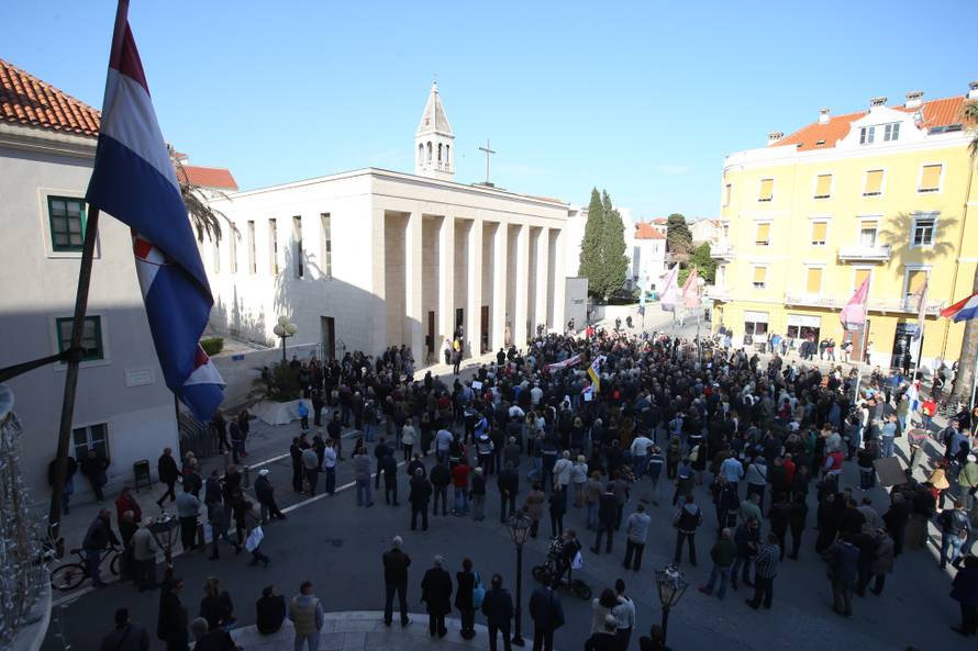 Policija izbacila HSP-ovce koji su ometali Frljićevu predstavu