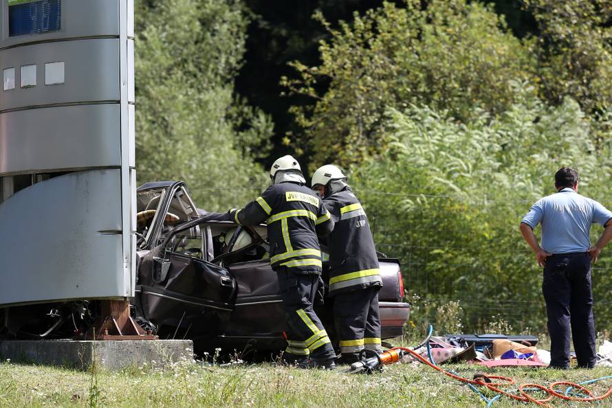 Vozač poginuo na mjestu: Auto izletio s ceste i zabio se u stup