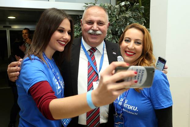 08.11.2015. Zagreb: Slavlje u stožeru Domoljubne koalicije nakon prvih izbornih rezultata