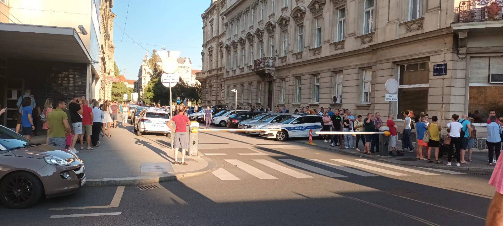 FOTO Ludnica pred policijom u Petrinjskoj: 'Gužva je od rane zore, red je preko pola ulice!'