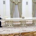 Putin i Macron sastančili za apsurdno velikim stolom: Jesu li čuli jedan drugog - ne zna se
