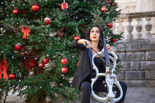 Dubrovnik: Ana Rucner snima božićni spot ispred crkve svetog Vlaha