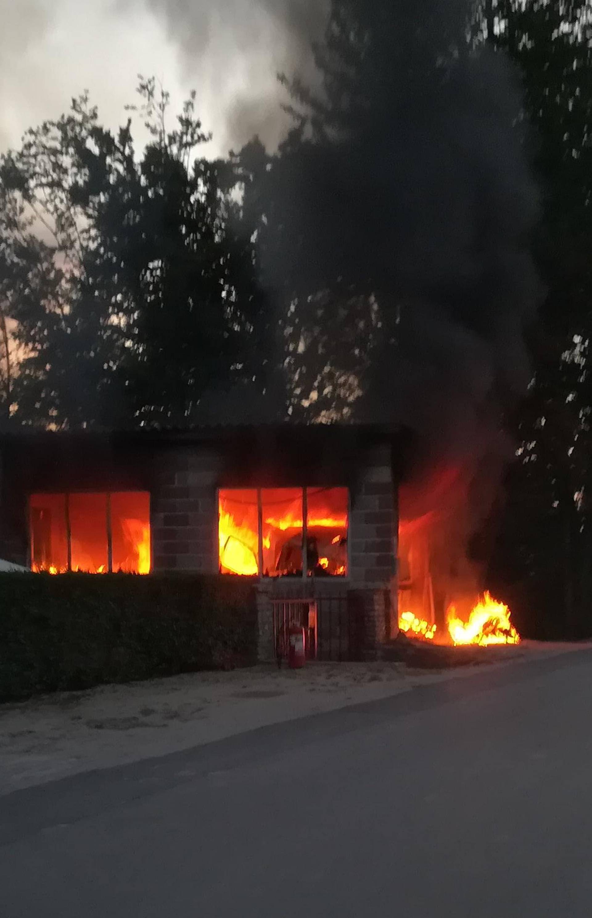 Zapalila se garaža u Rakovom potoku: Nitko nije ozlijeđen...