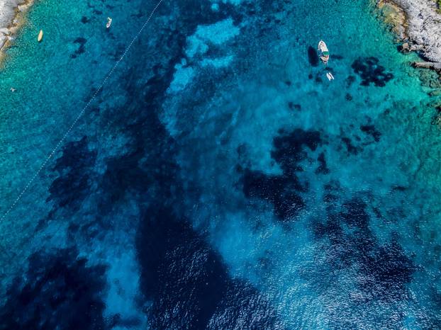 Spektakularan pogled iz zraka na uvalu i otočić Pokonji Dol kod Hvara