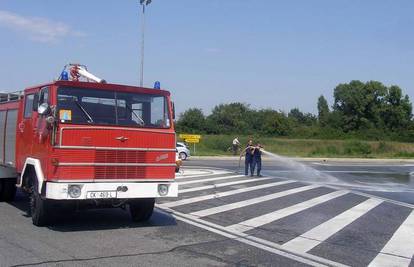 Međimurje: Iz kamiona na cestu iscurilo 500 l ljepila