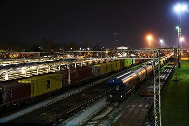 Slavonski Brod:  Na željezničkom kolodvoru od strujnog udara stradao maloljetnik 