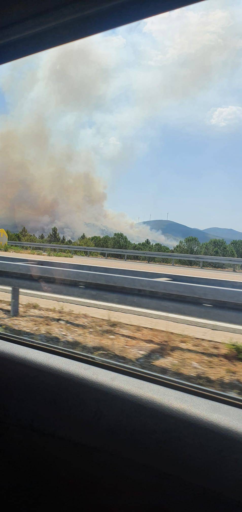 VIDEO Veliki požar kod Vrpolja, brzo se širi, a na terenu se bore 43 vatrogasca i dva kanadera...