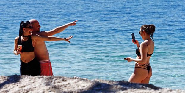 Sunčan dan uz plažu u Makarskoj, hrabriji ušli u more