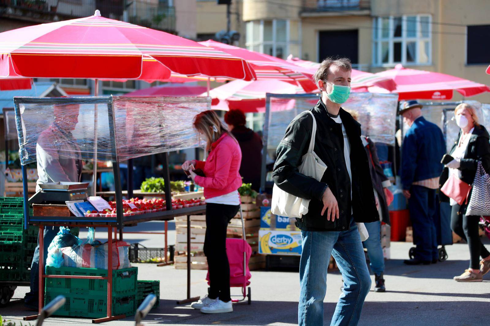 Pred neradnu nedjelju pohrlili u šoping: Svugdje su veliki redovi