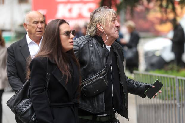 Sarajevo: Dolazak uzvanika na komemoraciju za Halida Bešlića u Narodno pozorište 