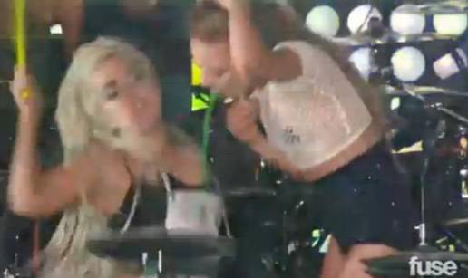 Bizarnije ne mo&zcaron;e: Djevojka na bini povra&cacute;ala po Lady GaGi 