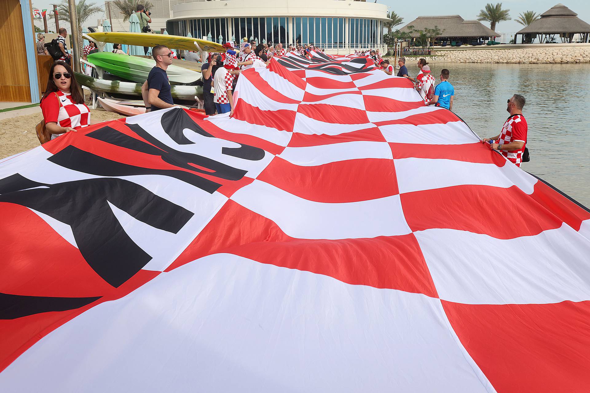 KATAR 2022: Hrvatski navijači razvili su zastavu dugačku 200 metara na plaži ispred hotela Hilton Doha