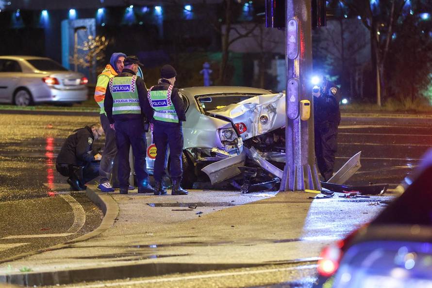 Zagreb: Nekoliko vozila sudjelovalo je u prometnoj nesreći kod trgovačkog centra u Buzinu