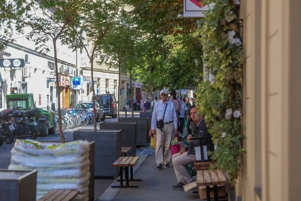 Zagreb: Novi zeleni zaokret, umjesto taksista u Gajevu stigle masivne žardinjere i drvene klupe