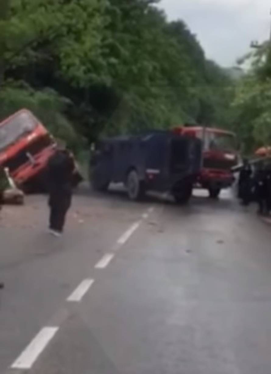 Pogledajte kako vozilo razbija srpske barikade na Kosovu...