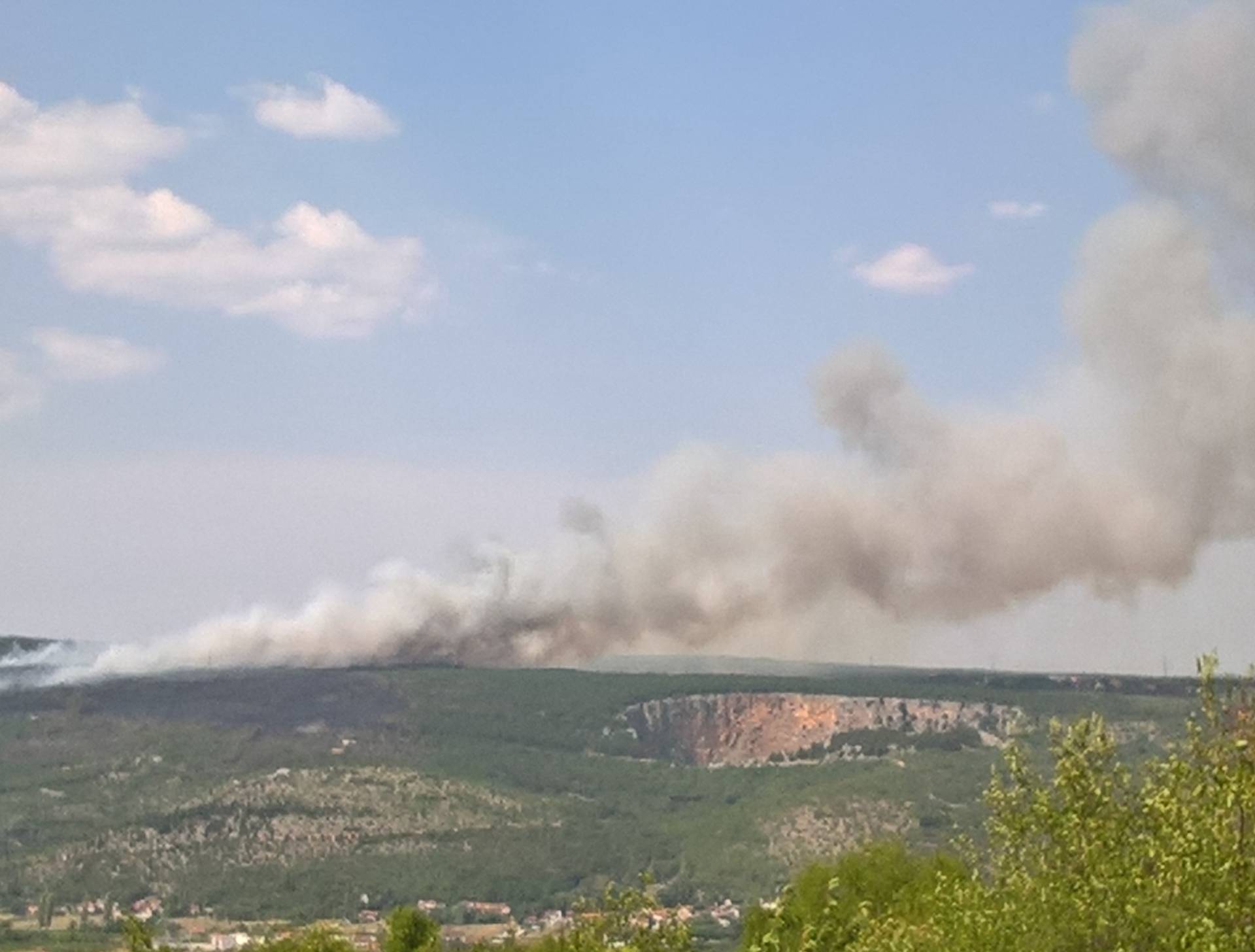 Požar u Kistanjama: Evakuirali 16 ljudi, održan krizni stožer