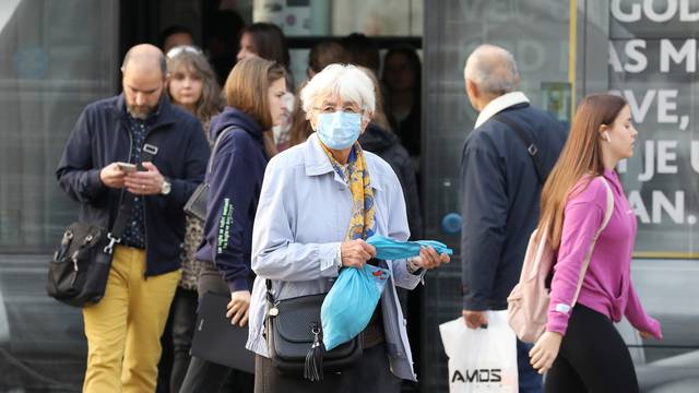 Zagreb: Maske po gradu podsjećaju da pandemija nije završila