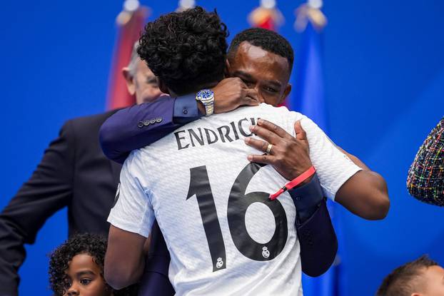 Real Madrid Unveils New Signing Endrick Endrick Felipe Moreira de Sousa (R) hugs his father Douglas de Sousa (L) during 