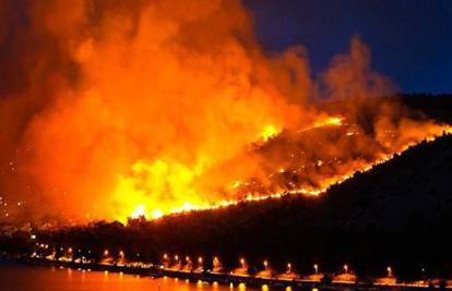 Gori borova šuma kod Vodica, požar buknuo i na otoku Čiovu