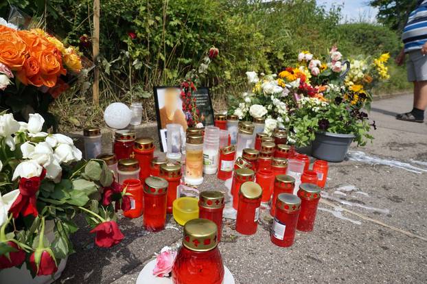 After sword attack in Stuttgart - flowers and candles at the scene of the crime