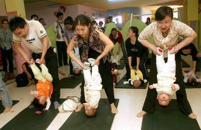 Kineske bebe zbog refleksa na tečaju joge