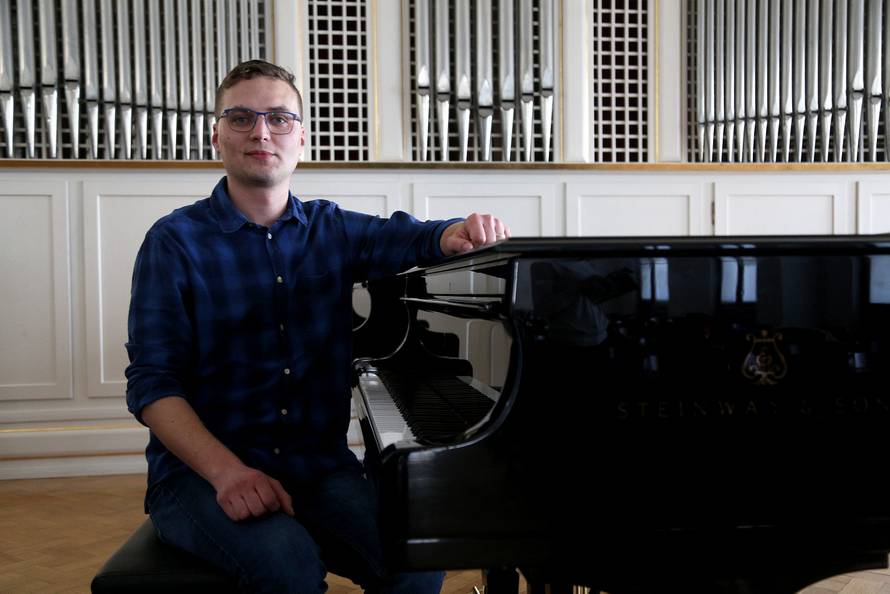 'Ma neću izaći u potkošulji...'- reče on pa oduševi kao Freddie