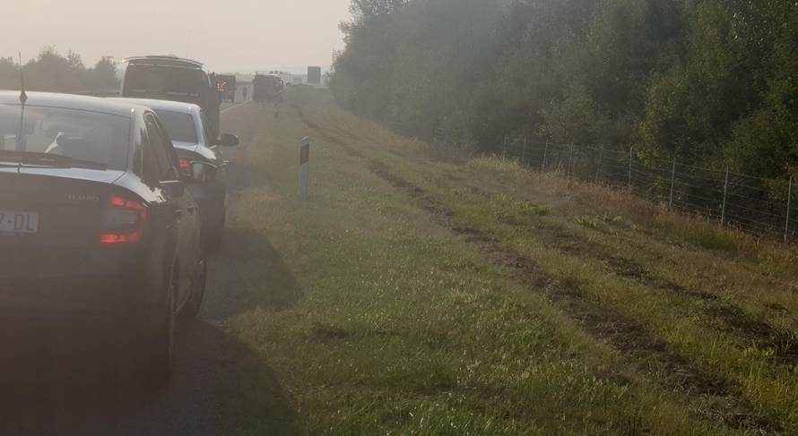 Automobil je sletio s ceste i zapalio se, putnici su izgorjeli