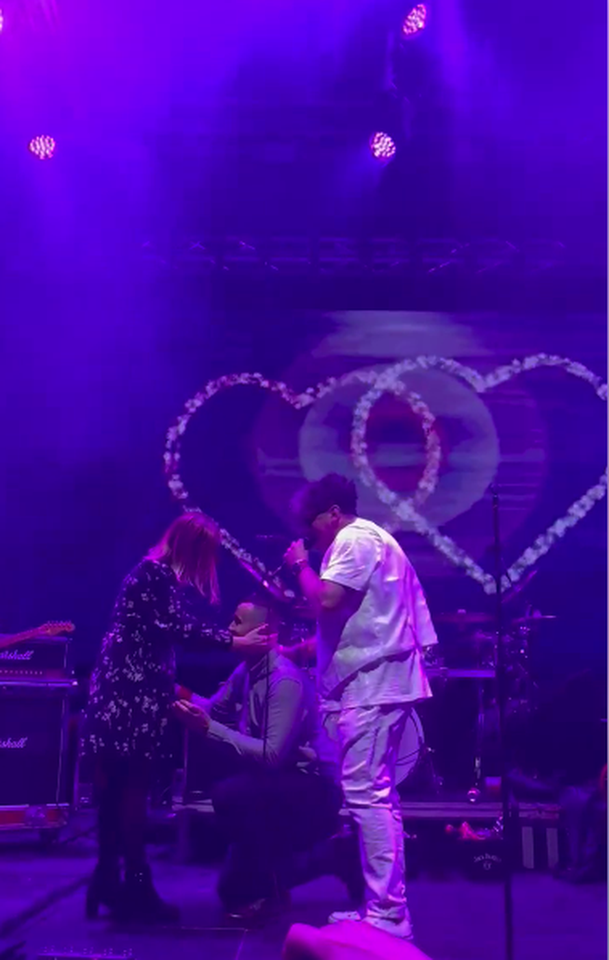 Pala prosidba na Crvenoj jabuci! Marijan kleknuo pred tisućama ljudi, a Julijana je rekla 'da!'