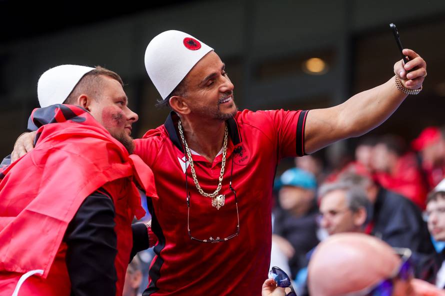 Hamburg: Navijači uoči početka utakmice Hrvatske i Albanije u 2. kolu skupine B na Europskom prvenstvu