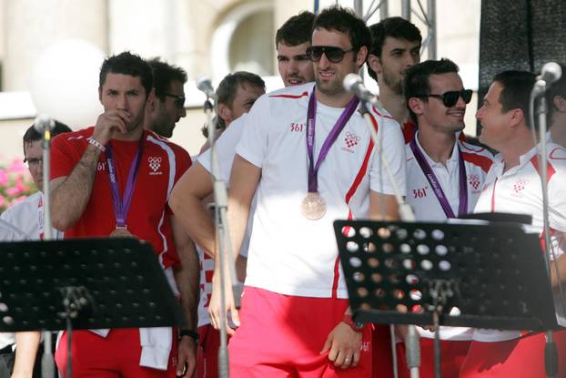 ARHIVA - 2012. Zagreb: Do?ek hrvatskih olimpijaca na Trgu bana Jela?i?a