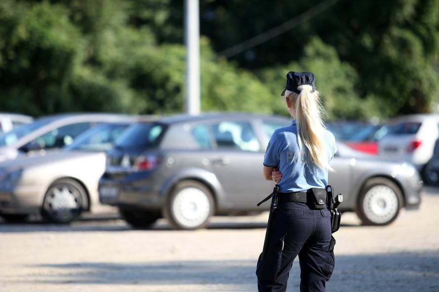 Bomba ispred kafića: Krhotine su pogodile slučajnu prolaznicu