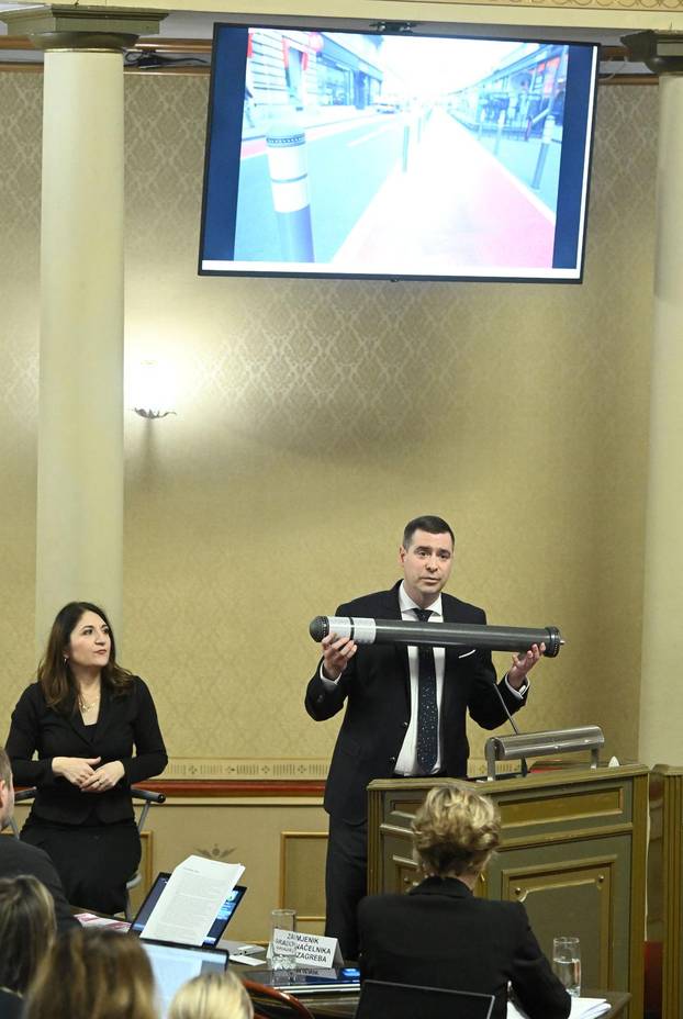Zagreb: Herman za govornicu u Skupštini izašao s prometnim stupićem, Klisović pomislio da je bazuka
