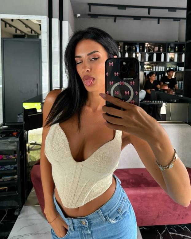 FOTO Modrićev suigrač ljubi 10 godina stariju bujnu voditeljicu