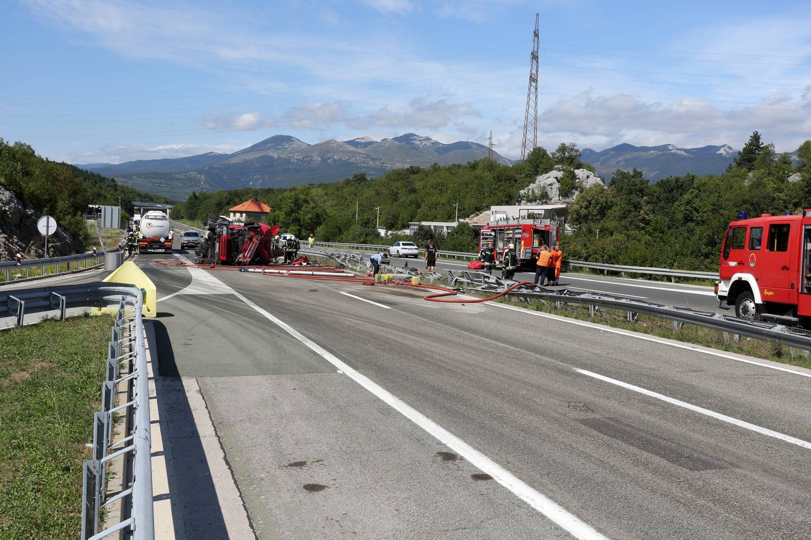 Prevrnula se cisterna iz koje se izlilo gorivo na autocesti nedaleko Rijeke