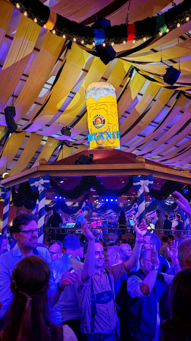 FOTO 24sata na Oktoberfestu:  Evo koliko košta krigla pive!