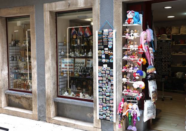 Šibenik: Ponuda suvenira u suvenirnici