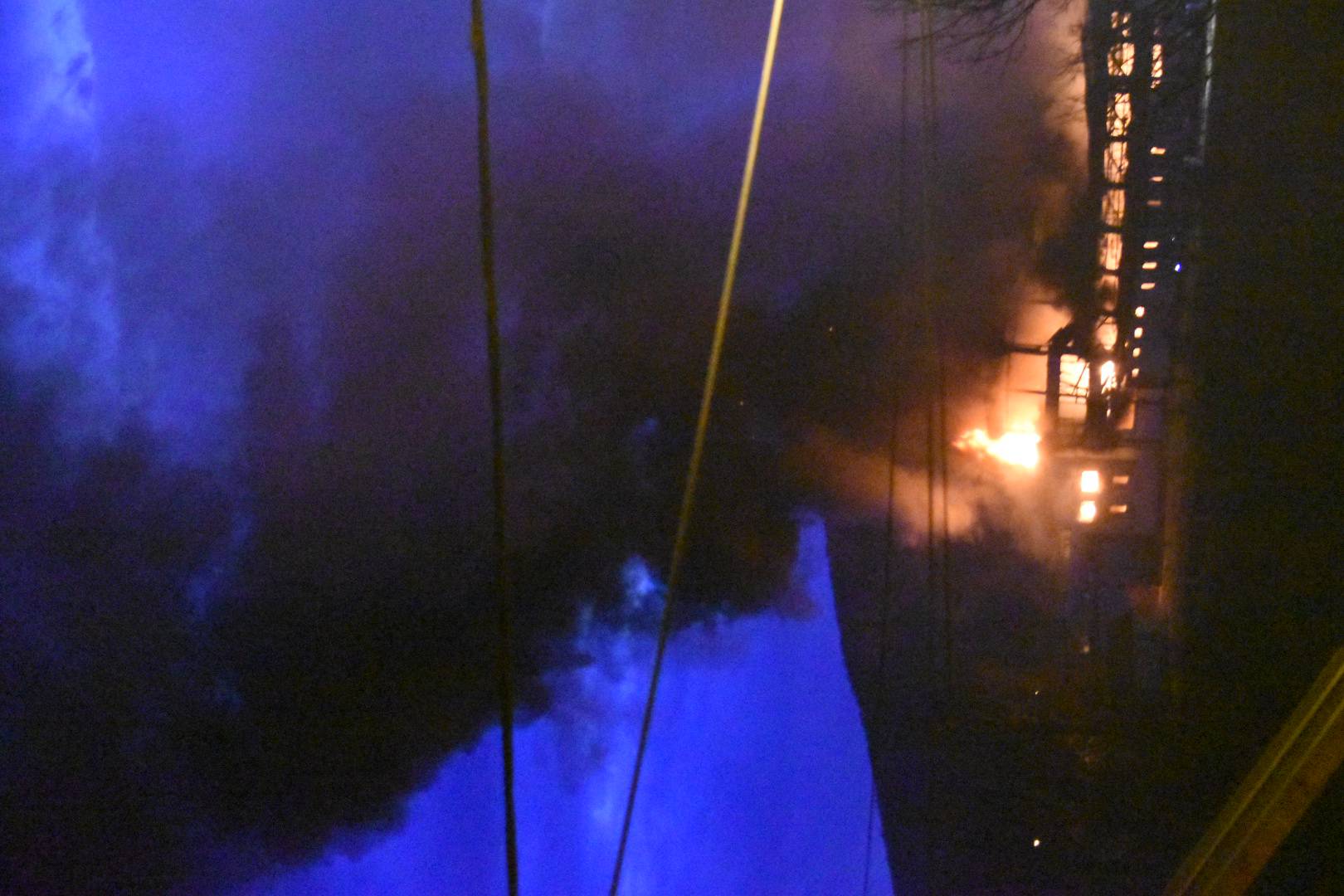Otočac u crnom dimu: Plamen dosezao i 200 metara u visinu!