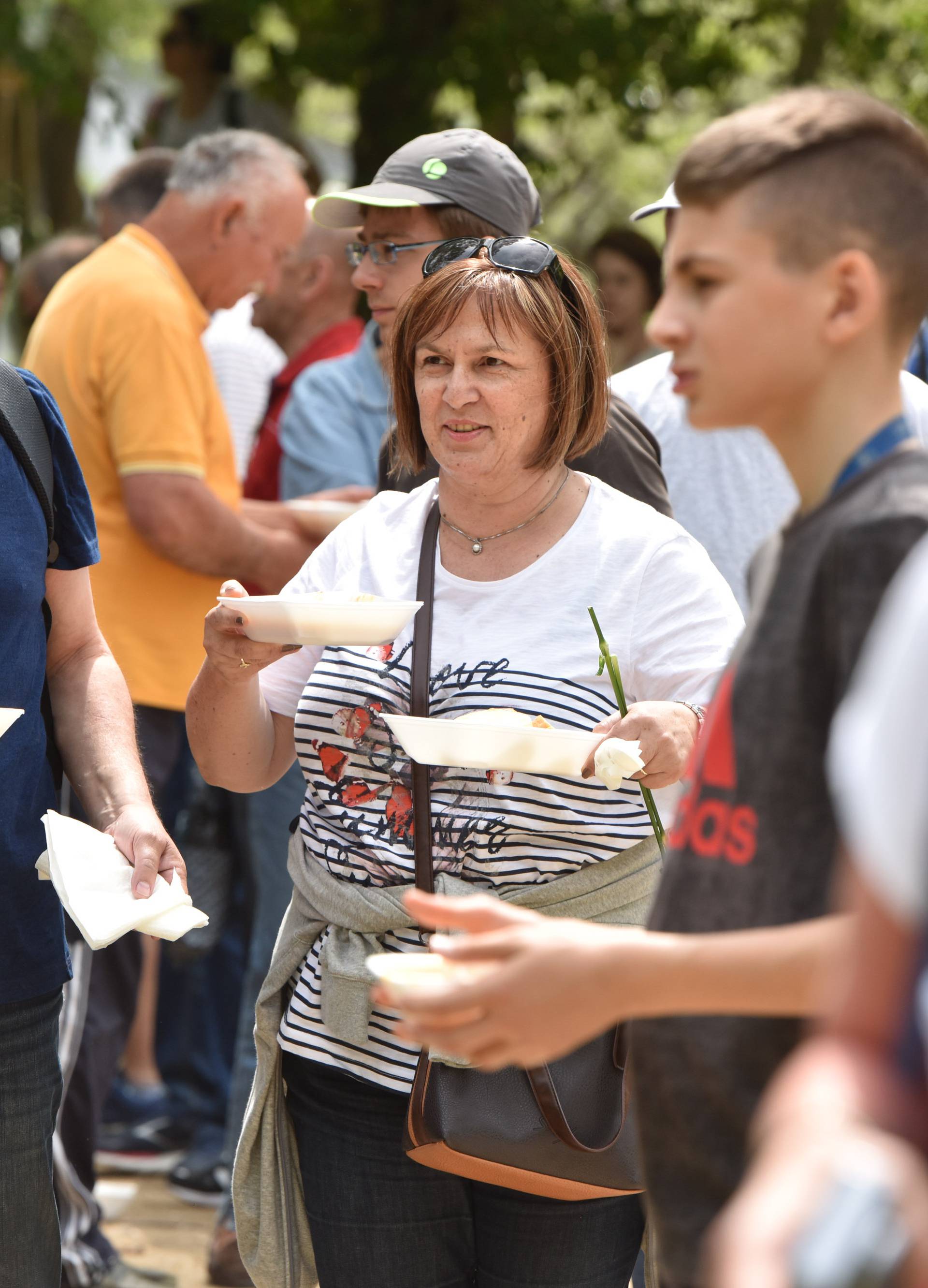 Tražila se porcija više: Građani su besplatni grah nosili i doma