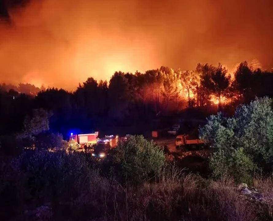 POŽAR NA BRAČU OPET BUKTI Iznad Milne ponovno se digao plamen, šalju i dva kanadera!