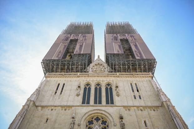 Zagreb: Premijer Plenković se sastao sa zagrebačkim nadbiskupom Draženom Kutlešom i obišao katedralu