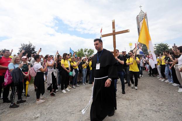 Zagreb: Održana vjerska procesija "Antunovski hod za mlade" u organizaciji Župe svetog Antuna Padovanskog