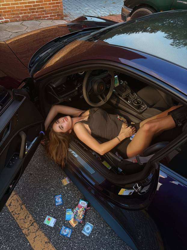 FOTO Ljubiteljica snažnih i brzih automobila osvaja mreže: Bikini spaja s konjskim snagama