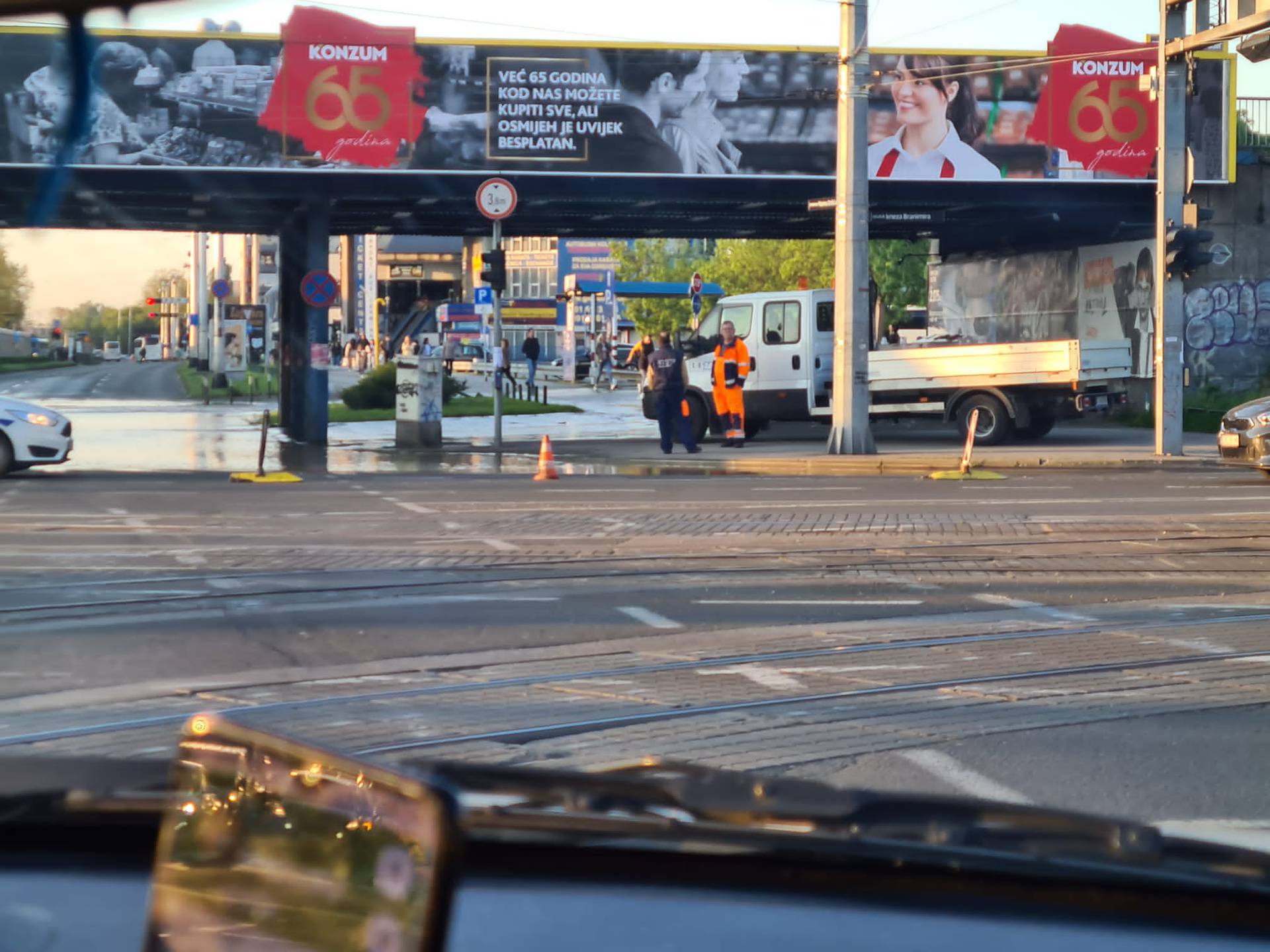 FOTO Poplava usred Zagreba, kaos na jednom od najvećih križanja, policija blokira promet