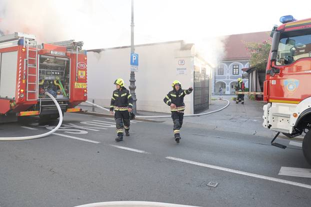 Zagreb: Na dvorišnoj zgradi na Kaptolu izbio je požar, vatrogasci izašli na intervenciju