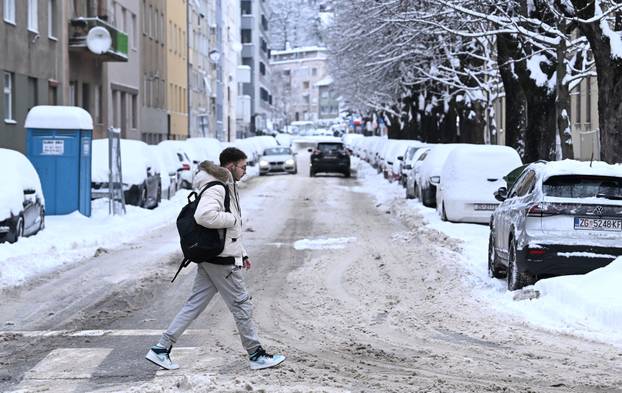 Zagreb: Snijeg zabijelio grad