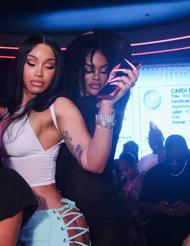 Cardi B 'partijala' s Teyanom Taylor: Na razuzdanom partiju pokazala je bradavice i guzu