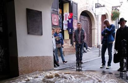 Poplava u Zagrebu: Puknula cijev na Kamenitim vratima 