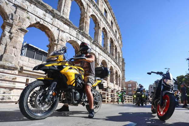 Defile motorista kroz PUlu