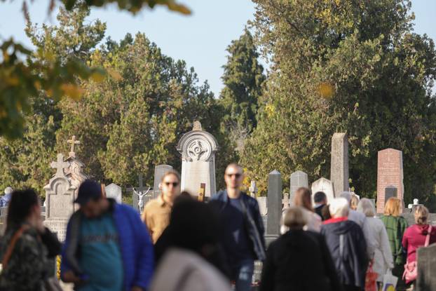 Osijek: Građani obilaze grobove najmilijih na Aninom groblju na dan Svih svetih