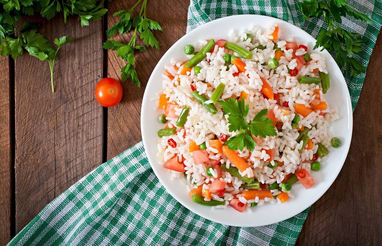 Salata od riže, mrkve i mahuna